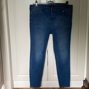 CELEBRITY  PINK ANKLE SKINNY SIZE 13/31 .